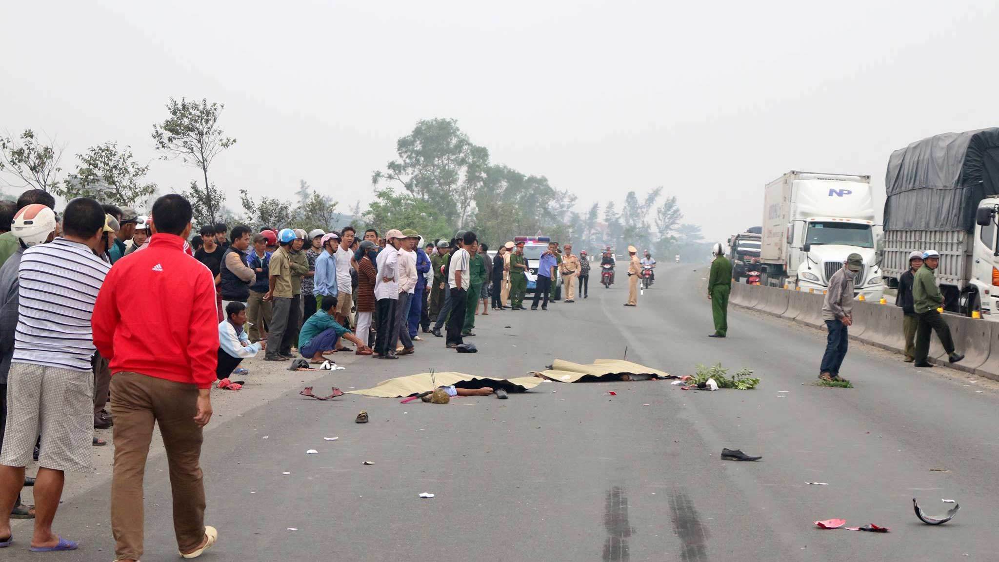 Xe container húc xe máy, 2 thanh niên chết thảm