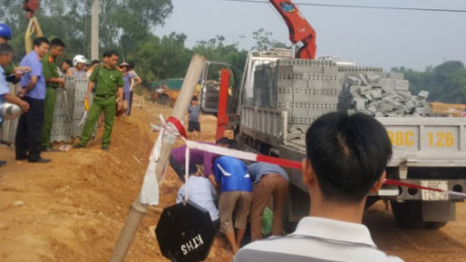 Nâng cần cẩu vướng dây điện, nam thanh niên chết thảm