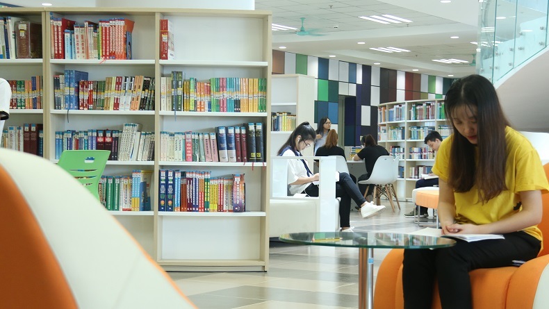 Bên trong thư viện sang chảnh của Trường ĐH Kinh tế quốc dân