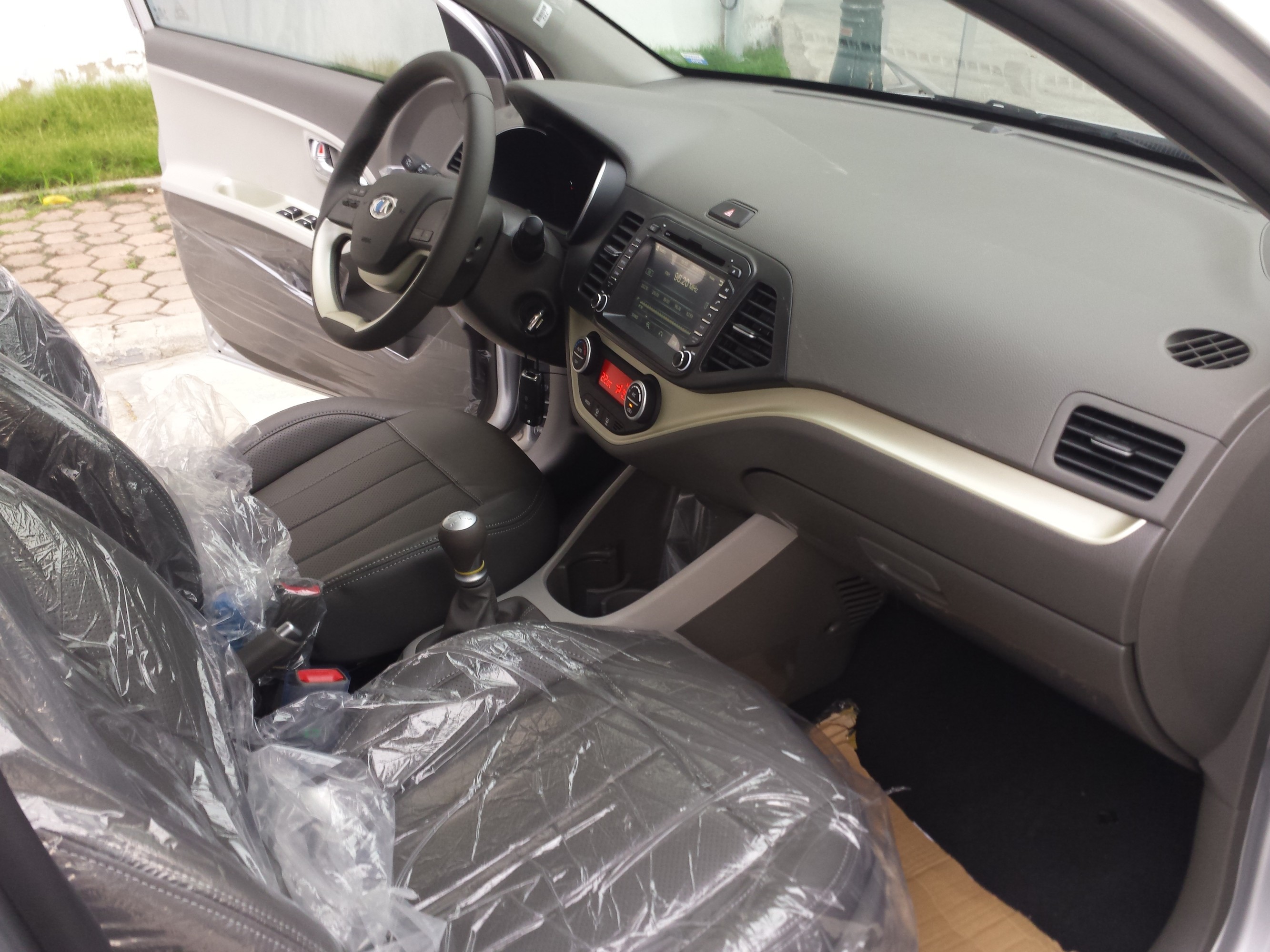 Ô tô giá rẻ 300 triệu: Lý do vì sao chưa thực sự hấp dẫn với chị em Việt?