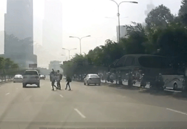 Sang đường không đúng chỗ, người đi bộ có là nguy cơ gây tai nạn?