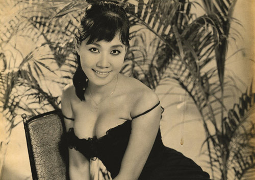 Thanh Nga, Thẩm Thúy Hằng gợi cảm qua tay máy Viễn Kính