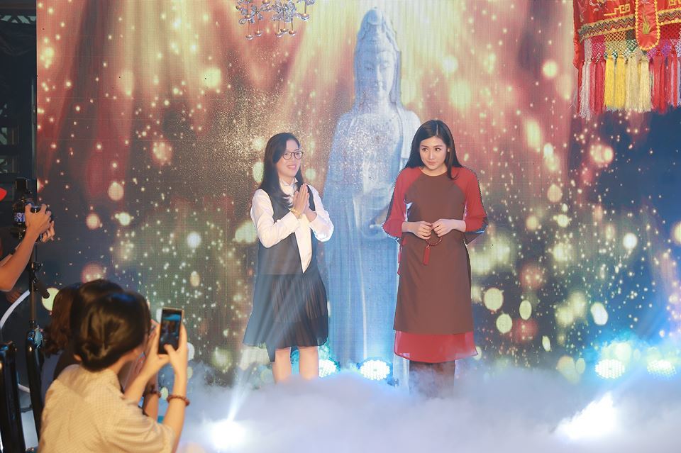 Á hậu Tú Anh khác lạ trong trang phục Phật tử