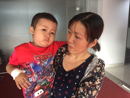 Người cha nghèo chạy xe ôm mong cứu con trai ung thư máu
