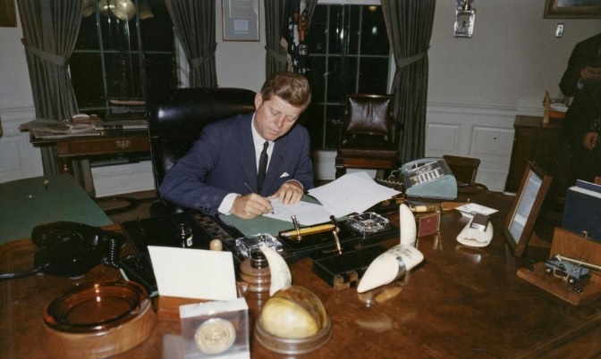 Ông Trump chỉ giải mật một phần hồ sơ ám sát Kennedy