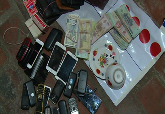 Vào nhà công an xã bắt 11 đối tượng đang đánh bạc