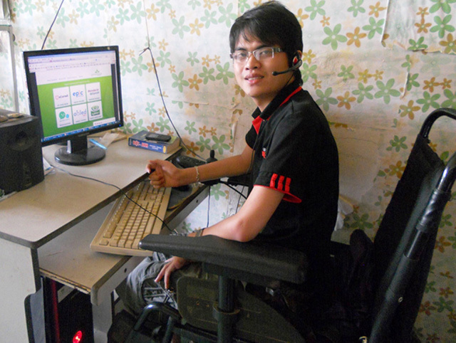 Nghị lực của chàng trai Việt ngồi xe lăn làm việc cho công ty Singapore