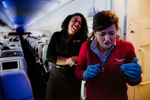 Các tiếp viên hàng không làm gì khi không phải phục vụ khách?