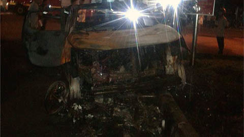 Tông vào xe cảnh sát, ôtô bán tải bốc cháy dữ dội