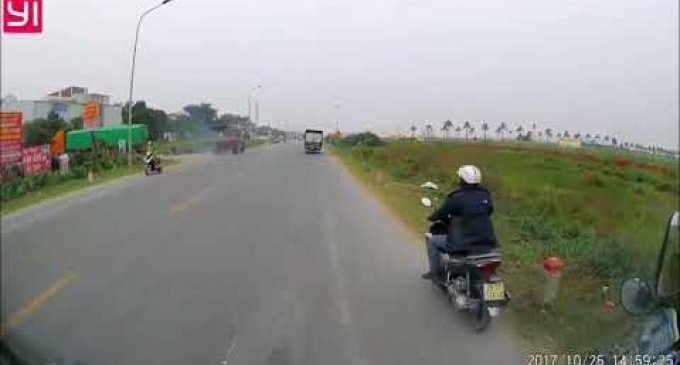 Cú drift tài tình tránh tai nạn của tài xế xe ben