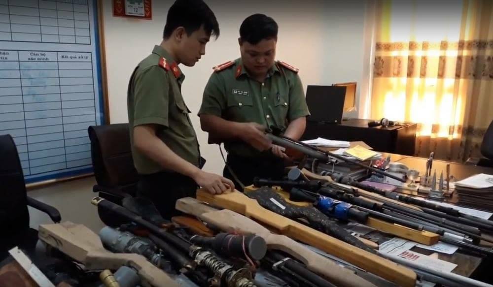 Triệu tập 28 đối tượng trong đường dây buôn vũ khí