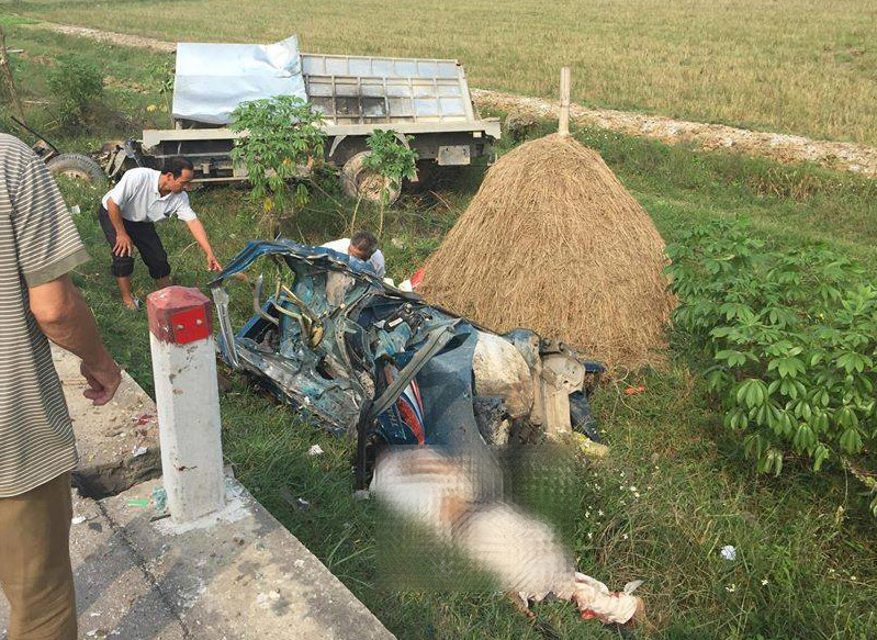 Xe khách đâm xe tải, tài xế tử vong trong cabin