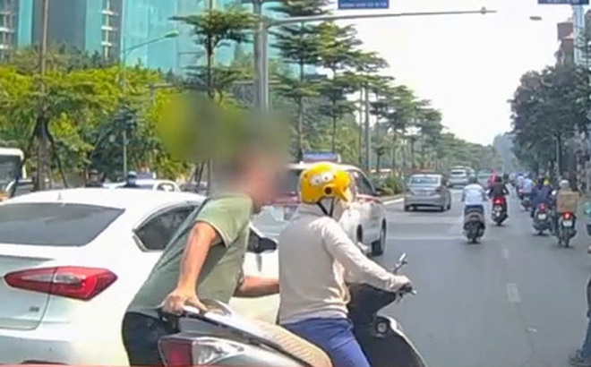 'Ninja' dừng xe giữa đường bấm điện thoại bị anh Tây lôi vào vỉa hè
