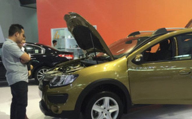 Mua ô tô thời xuống giá, khách hàng... đi đâu mà vội!