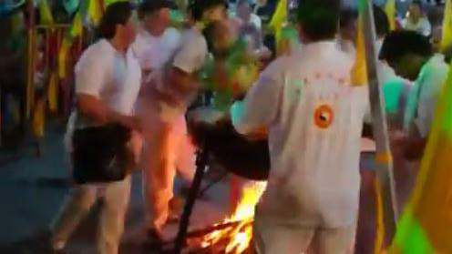 Pháp sư tử nạn vì ngồi trong nồi nước sôi