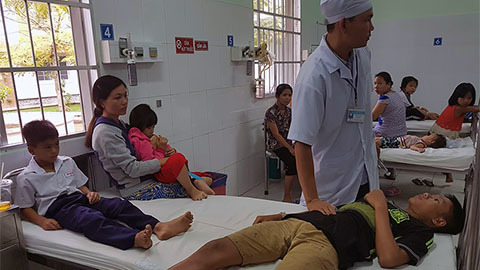 ‘Lộ’ nhiều điểm bất thường trong vụ 500 học sinh ngộ độc sau khi uống sữa