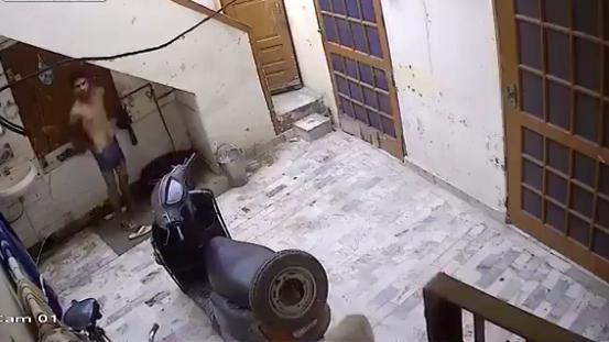 Bị hàng xóm tấn công vì vô tư tắm nơi công cộng