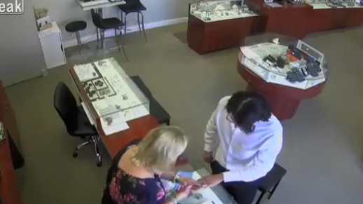 10 clip 'nóng': Táo tợn cướp nhẫn kim cương tháo chạy khỏi cửa hàng