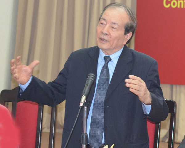 Nhà thơ Hữu Thỉnh phát biểu tại Hội thảo