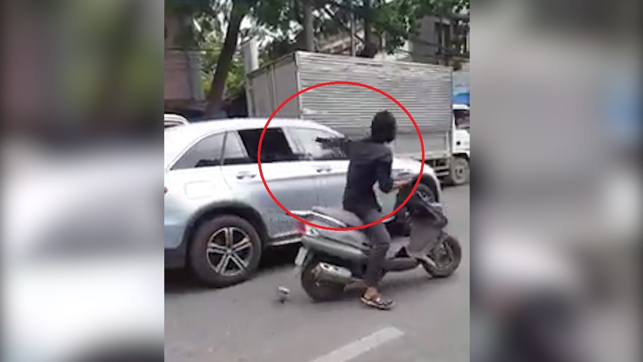 Vung hung khí chém kính cả loạt ô tô ở Sài Gòn