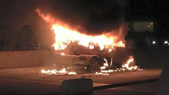 Lái xe bất lực nhìn xế hộp cháy trơ khung trên cầu Thanh Trì