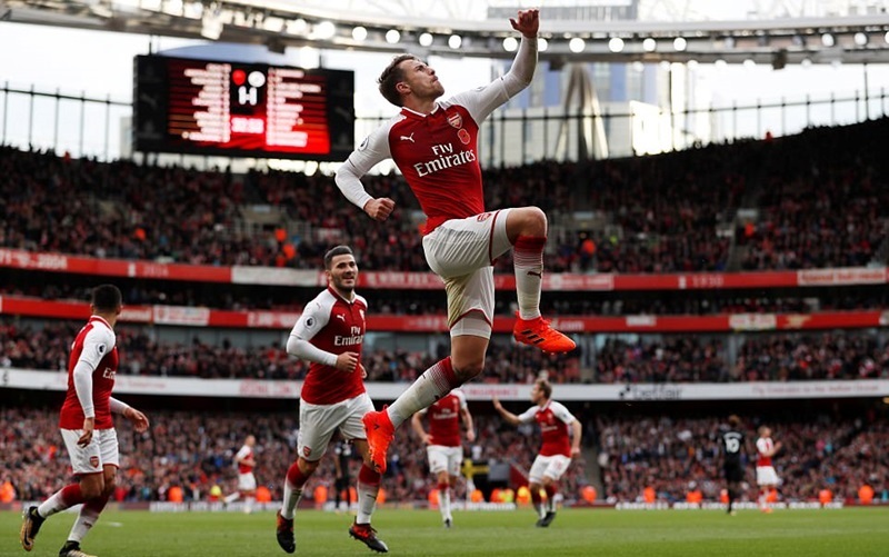 Arsenal ngược dòng bắn hạ 