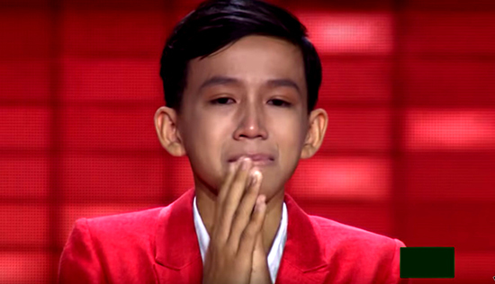 Thí sinh giọng hát Việt nhí khóc nức nở khi được Soobin Hoàng Sơn khen