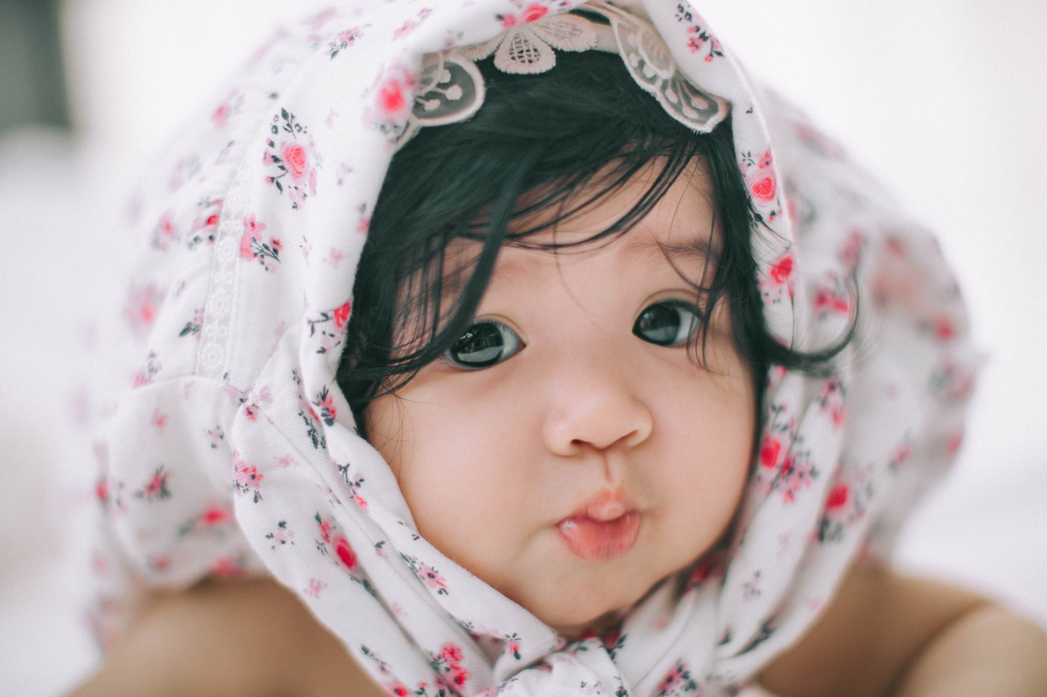 Bộ ảnh của bé gái 7 tháng tuổi giống Cadie Mộc Trà khiến các bà mẹ phát cuồng