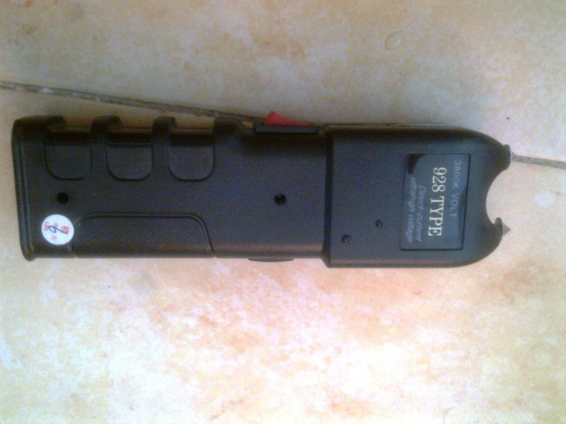 Cô gái Sài Gòn bị uy hiếp bằng roi điện, cướp xe máy