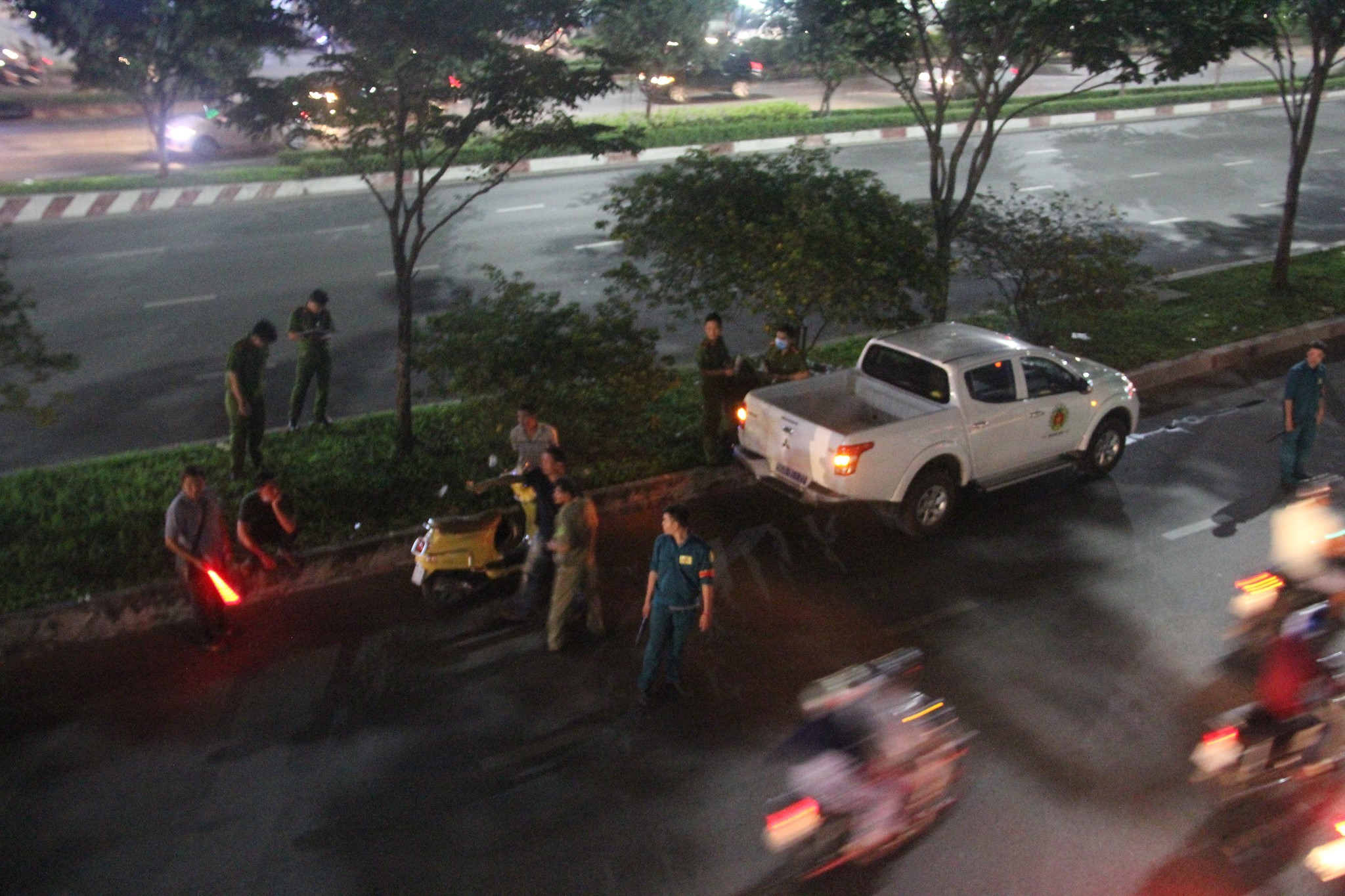 Người đàn ông chết trong tư thế treo cổ giữa phố Sài Gòn