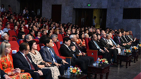 Thủ tướng dự chương trình nghệ thuật ‘Vang mãi bài ca tháng Mười’