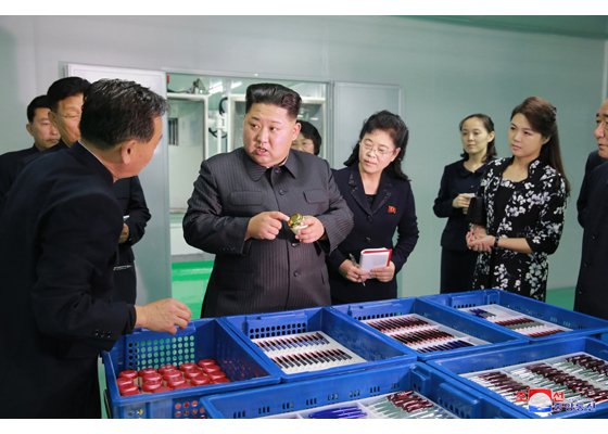 Kim Jong Un dẫn vợ, em gái thăm nhà máy mỹ phẩm