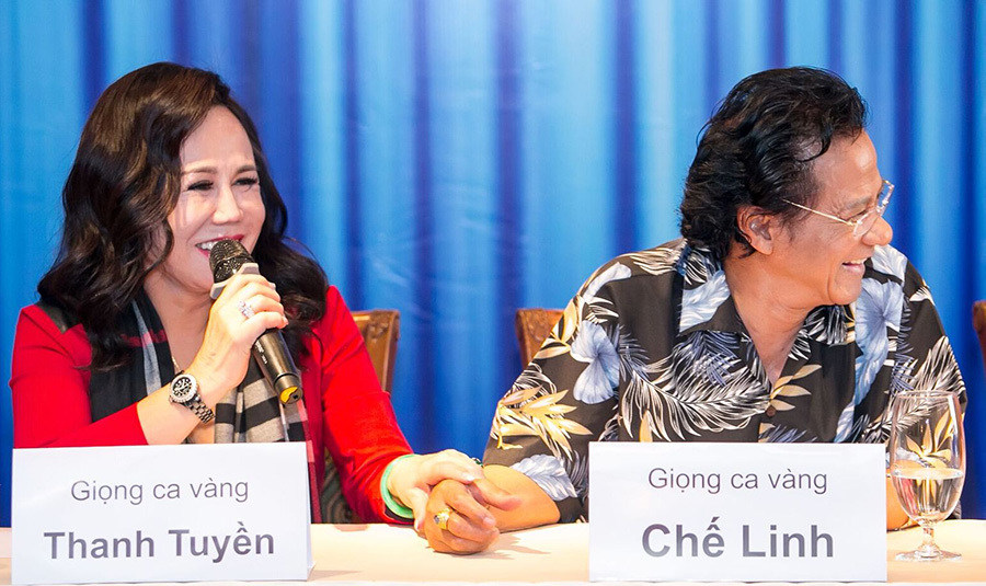 Chế Linh ngượng chín mặt khi Thanh Tuyền siết chặt tay