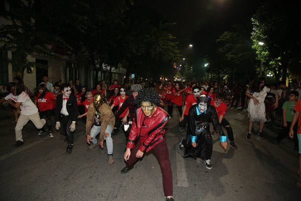 Halloween 2017: Bữa tiệc 'thây ma' trên phố đi bộ Hồ Gươm