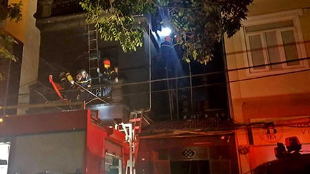 Hà Nội: Lại cháy quán karaoke, dùng búa tạ phá tường