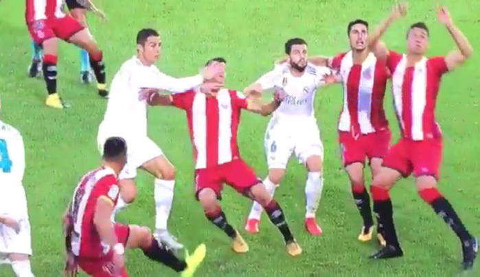 Lấy tay vả mặt đối thủ, Ronaldo nguy cơ lĩnh án nặng