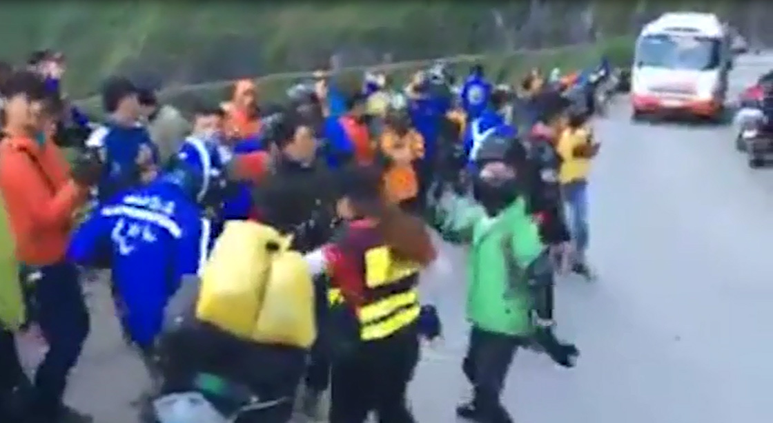 Cả trăm phượt thủ mở nhạc nhảy ầm ĩ giữa đường đèo hẹp