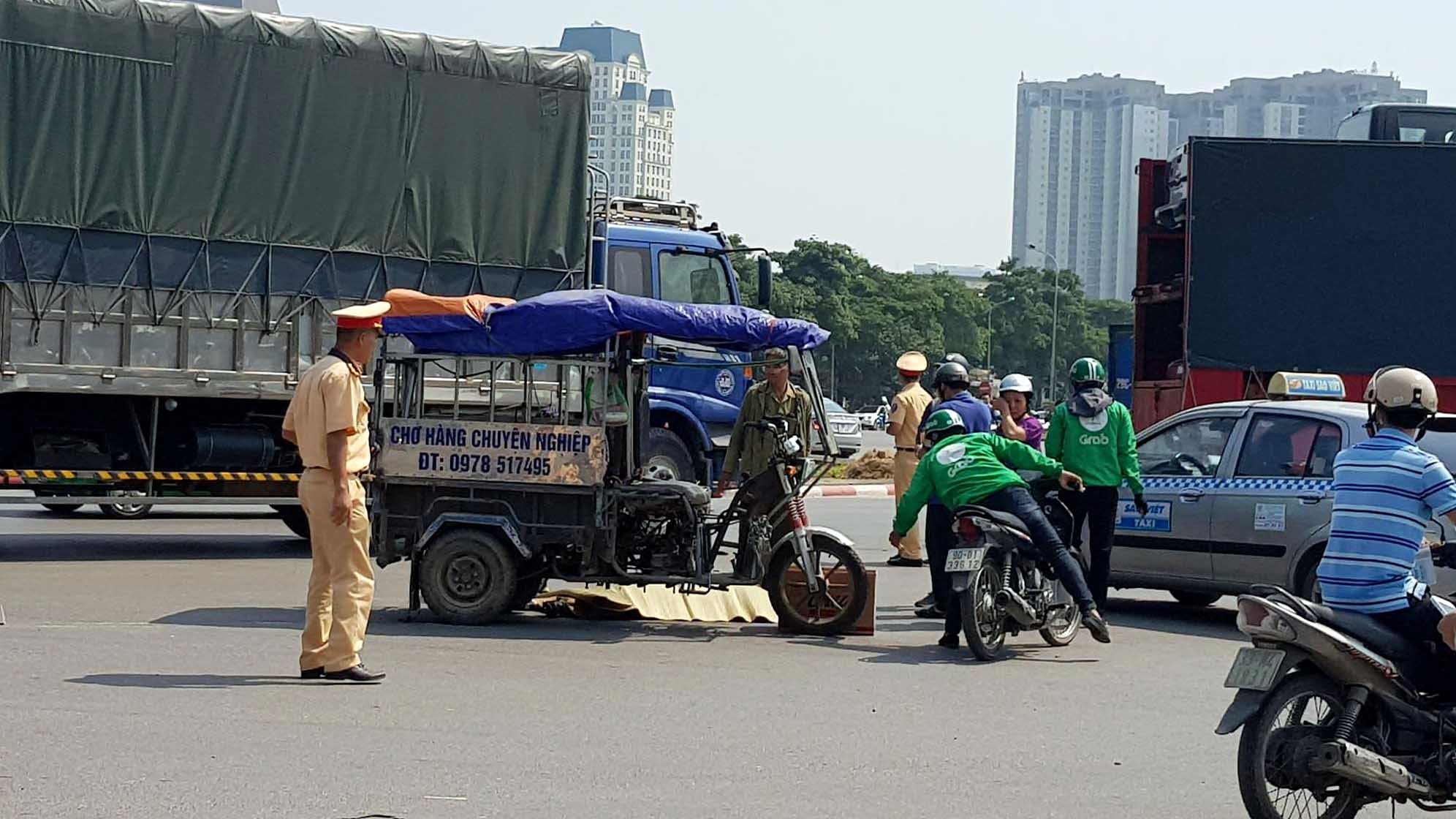 Xe ba gác phanh gấp, vợ tài xế ngã xuống đường tử vong