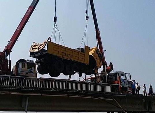 Xe ben 'làm xiếc' trên cầu rồi rơi tõm xuống sông