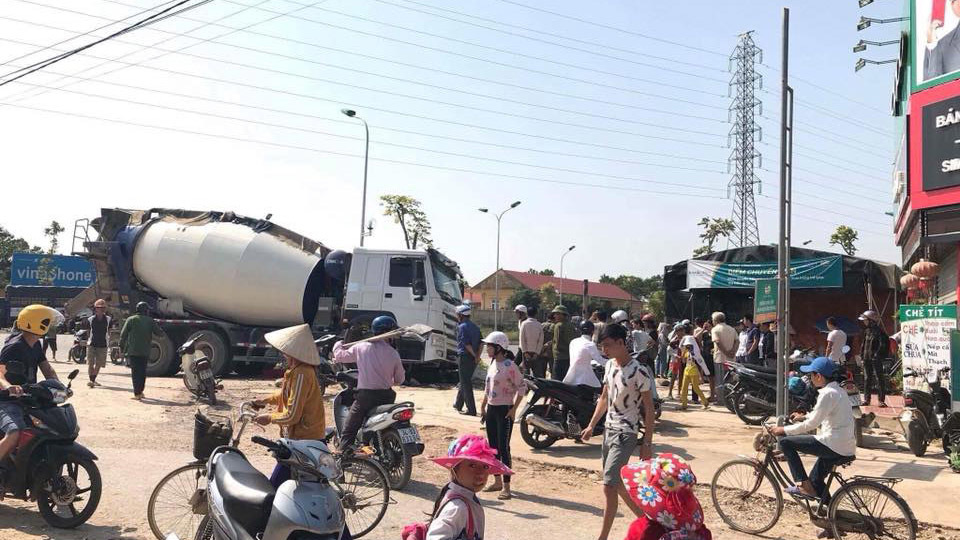 Xe bồn đâm sập cửa hàng hoa quả, cán lìa chân người phụ nữ