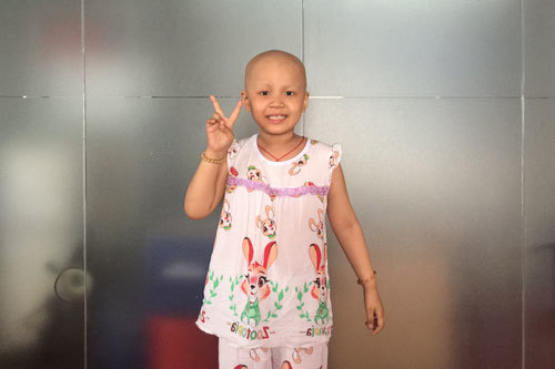 Cha mẹ đau đớn nhìn đứa con bệnh tật