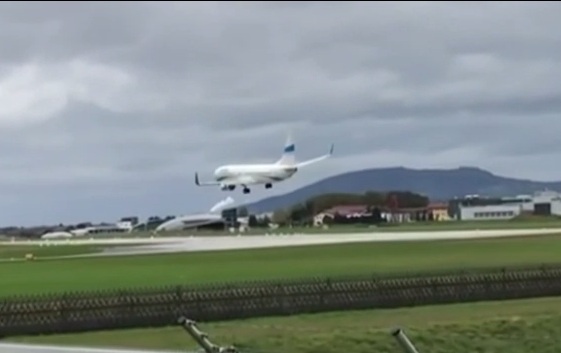 may bay ha canh cat cat trong nhay mat