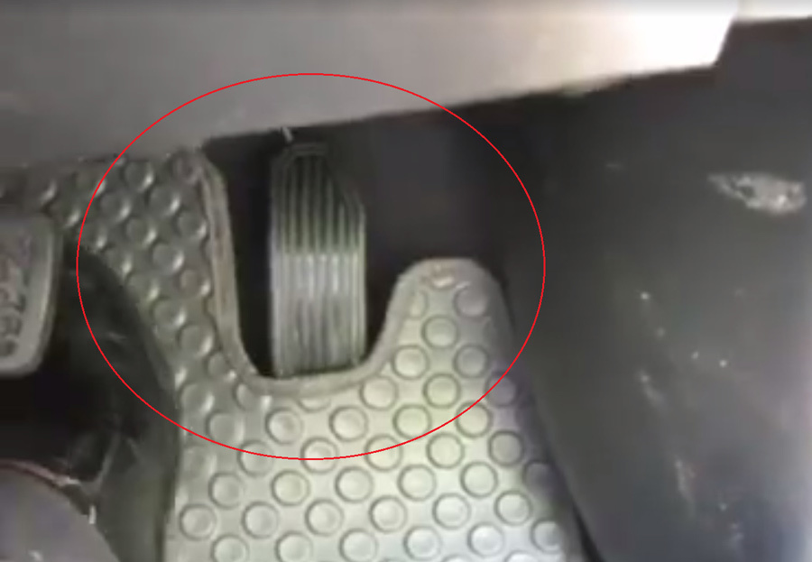 Lắp thảm trải sàn sai cách, tài xế gặp nạn do kẹt chân ga