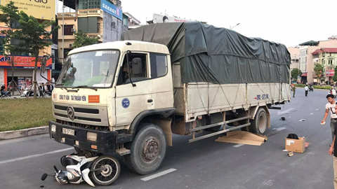 Xe tải cuốn vào gầm, người đàn ông chết thương tâm