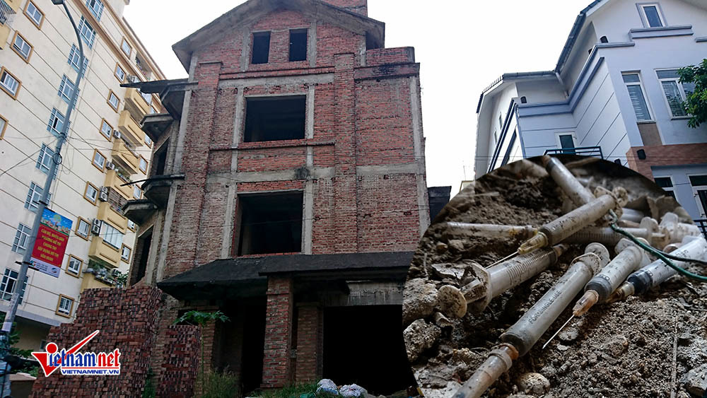 Cảnh ớn lạnh trong căn biệt thự tiền tỉ bỏ hoang ở Hà Nội