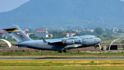 Tàu bay vận tải hạng nặng của Tổng thống Trump đến Nội Bài