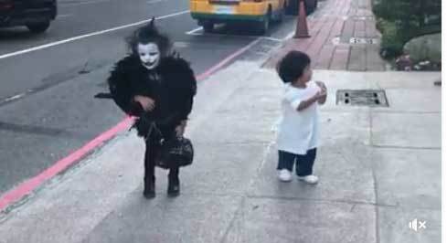 Các bé 'làm ma' trong ngày Halloween
