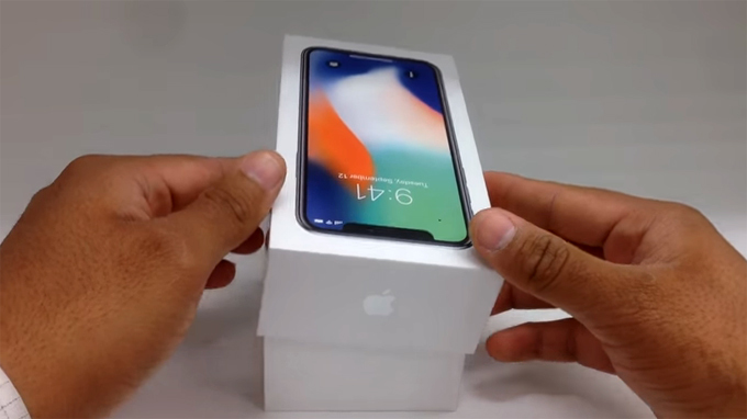 Video mở hộp iPhone X đầu tiên khiến fan Táo khuyết phát sốt