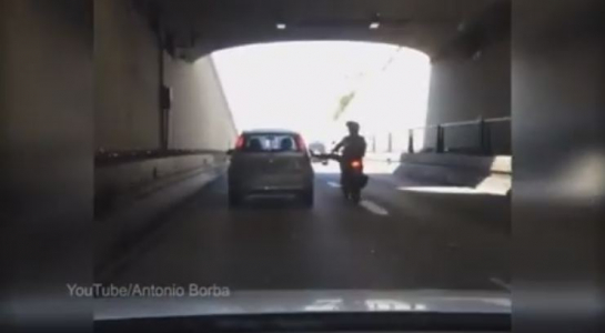 Hùng hổ giơ chân đá ô tô, thanh niên đi xe máy té ngã sấp mặt