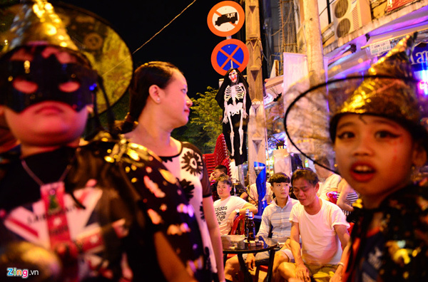Giới trẻ đổ ra đường Sài Gòn đón Halloween